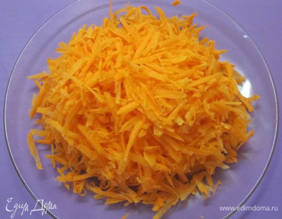 Морковь вымыть, очистить, натереть на крупной терке. Лук очистить, мелко нарезать.