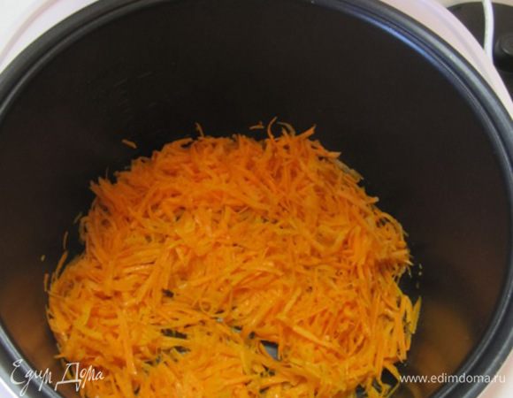 В чаше мультиварки обжарить натертую морковь и мелко нарезанный лук на растительном масле 6-7 минут при закрытой крышке в режиме "Малый объем".