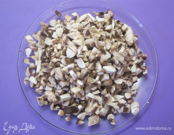 Грибы очистить, вымыть, мелко нарезать.