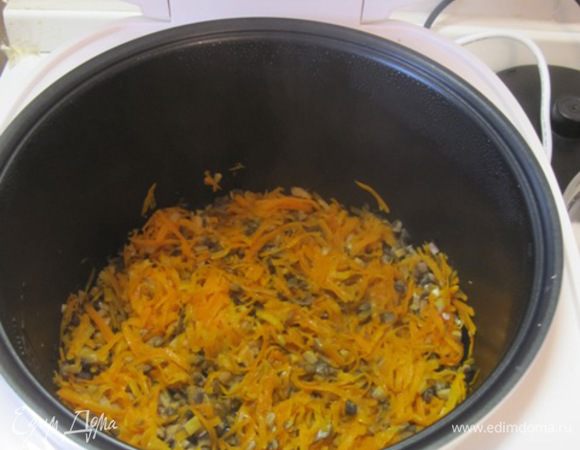 Грибы добавить к моркови и луку в чашу мультиварки, обжаривать при закрытой крышке 5-6 минут.