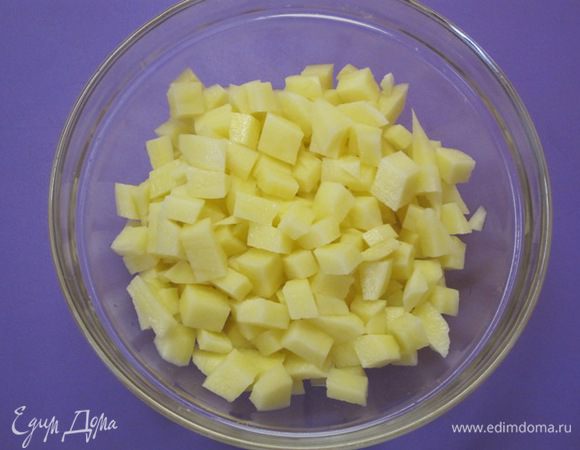 Картофель вымыть, очистить, нарезать на небольшие кубики. Я делаю такую нарезку картофеля на все супы - мне так больше нравится.