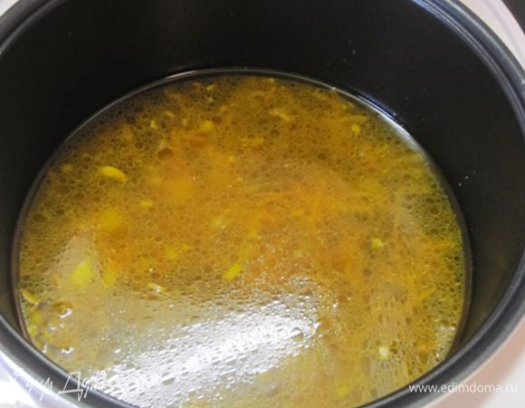 В чашу к моркови, грибам и луку налить 2 литра горячей воды, добавить картофель. Посолить, поперчить. Закрыть крышку. Включить режим "Суп" на 1 час.