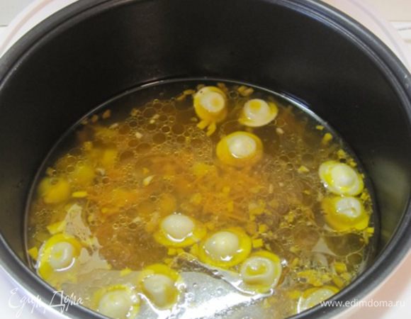 Через 50 минут открыть крышку, добавить пельмени. Закрыть крышку. Варить 10 минут.