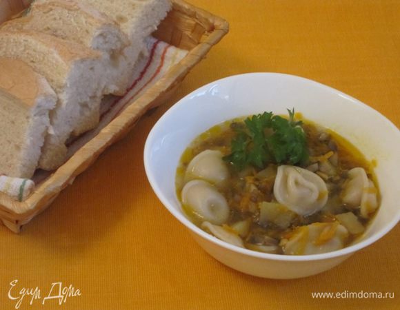 Выключить мультиварку, или она сама отключится. Оставить на 10-15 минут, чтобы суп настоялся. Разлить по тарелкам, добавить сметану. Украсить зеленью петрушки.