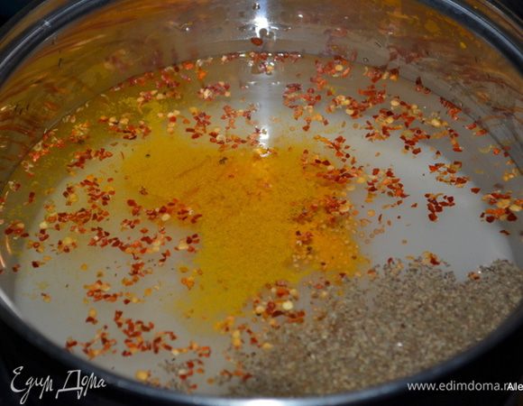 В средней кастрюле смешать все для маринада. Поставить на огонь и варить до растворения сахара.