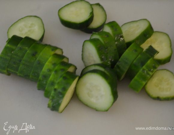 Подготовим огурцы, помоем. Используем сорт для засолки и маринования. Нарежем огурчики. Очистим перцы, чеснок.