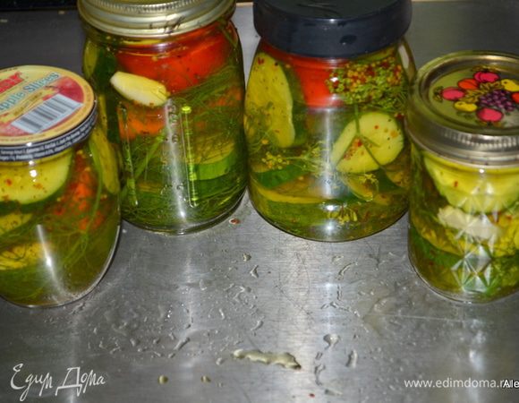 Разложим по баночкам укроп, огурцы, чеснок и перец.
Нальем в них горячий маринад. Закроем. Дадим остыть, поставим в холодильник, и на след. день все готово. Пробуем, хрустим, наслаждаемся.