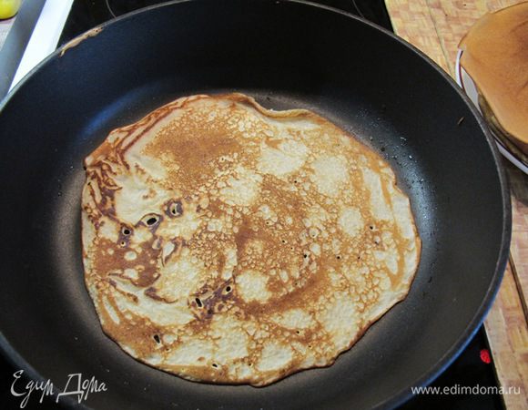 Испеките блины по любимому рецепту. Секрет этого торта заключается не в блинах, а в начинке.