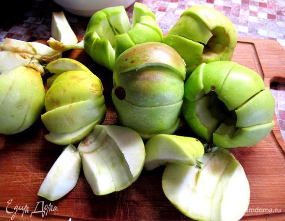Яблоки нарежьте на дольки.