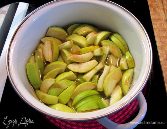 Из воды, 50 грамм сахара и сока лимона приготовьте сироп, и в течение 5 минут проварите в нем яблоки. Затем слейте сироп, и оставьте яблоки остывать. Желатин залейте водой и оставьте набухать.