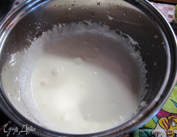Три желтка разотрите миксером до белой пены со 100 граммами сахара.