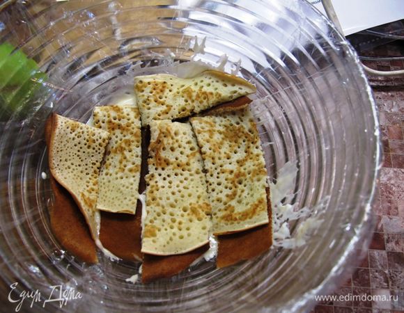 Нарежьте блины. Салатник выстелите пищевой плёнкой. На дно салатника положите немного крема, затем слой блинов, затем яблоки, затем снова крем, блины, яблоки... Последний слой -целый блин. Накрываем тарелкой и ставим на ночь в холодильник.