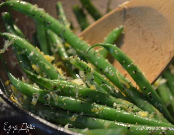 Воду слить с фасоли. Добавить  в растопленное масло лимонный сок. Вылить поверх фасоли, перемешать. Добавить лимон.цедру. Перемешать.