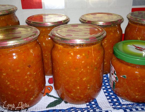 Все просто.
Моем овощи,очищаем от хвостиков, перец очищаем от зерен.
Все ингредиенты пропускаем через мясорубку, петрушку и чеснок тоже.
Получается кашеобразная масса.
Добавляем соль и масло.






