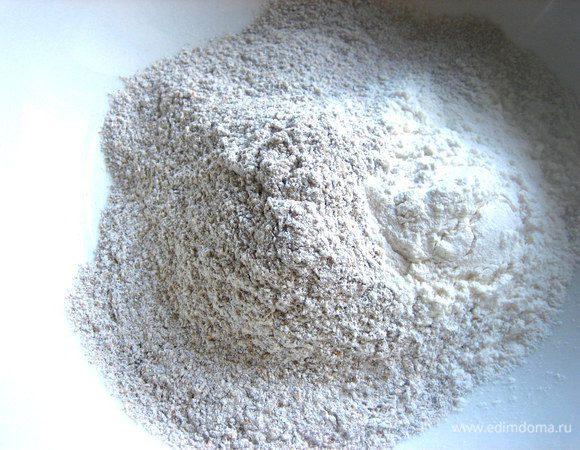 Смешиваем оба вида муки...