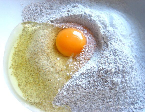 Вбиваем яйцо+соль.