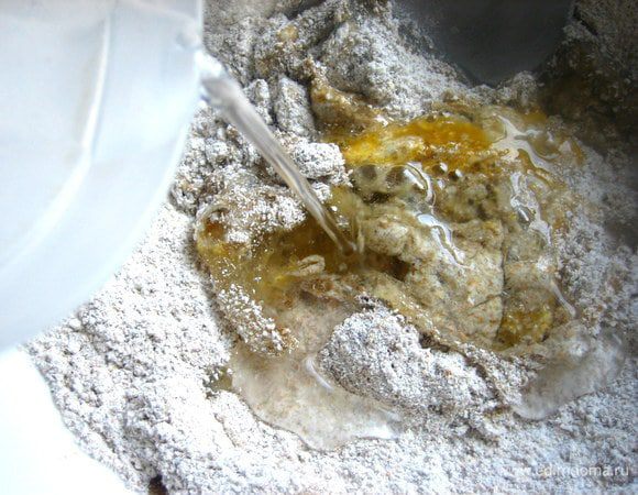 Воду комнатной температуры...