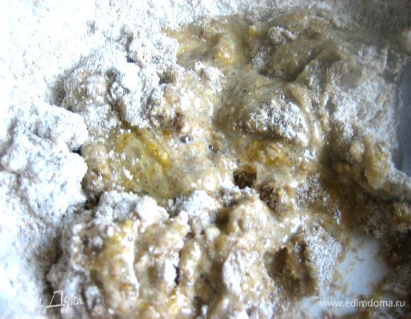 Замешиваем тесто. Может из-за того,что яйцо я не делила,муки потребовалась ещё ложка!