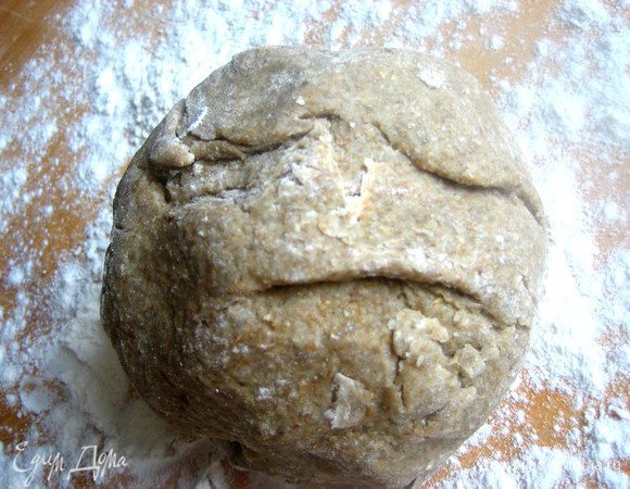 Не знаю как Вам,но мне показалось,что тесто "живое"...))) Вышло само собой...