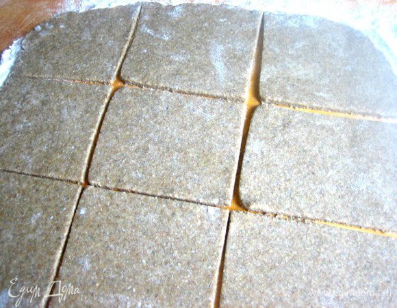 Тесто отлично раскатывается и режется на квадратики примерно стороной в 5-6 см...