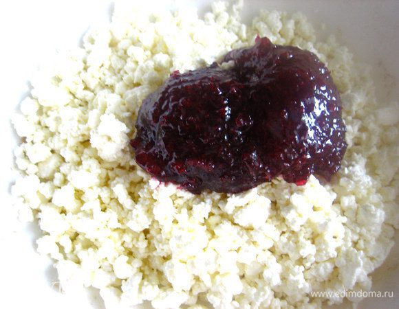 Готовим начинку: в творог я по своему обыкновению добавила пару ложек тёртой смородины...Но вариант с солёным творогом очень здесь приветствуется)))