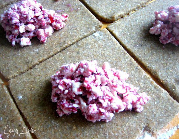 С варенья берите только самую густую его часть,без сиропа,чтобы не расклеились при варке!