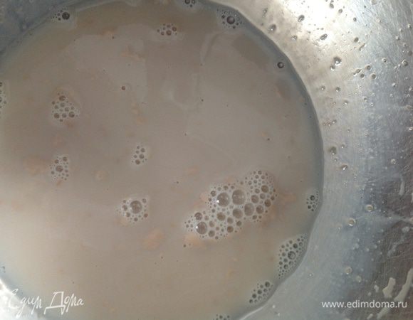 Дрожжи и 1 ст. л. сахара разведите в 50 мл теплого молока. И оставьте минут на 10–15.