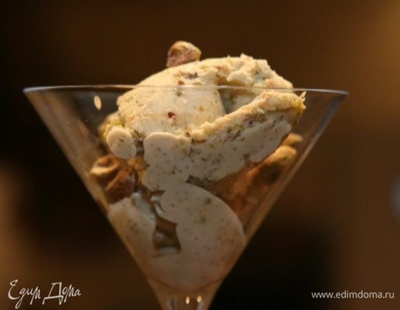 При подаче на стол украсить оставшимися фисташками.