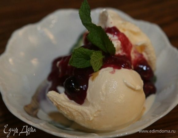 Подавать мороженое, полив его остывшим ягодным соусом, украсив листьями мяты.