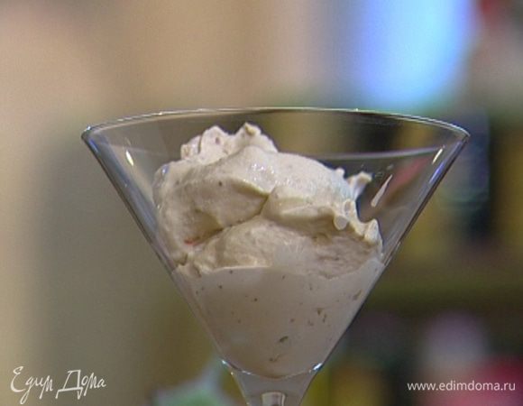 Свежий инжир нарезать на восьмушки, добавить в остывшее мороженое и поставить замораживаться в морозильник (или использовать мороженицу).