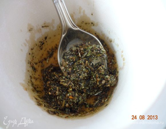 Замесить тесто для питы, поставить подходить. Приготовить смесь специй "гирос". Растолочь в ступке зиру и кориандр, не мелко, добавить остальные приправы и оливковое масло, хорошо перемешать.