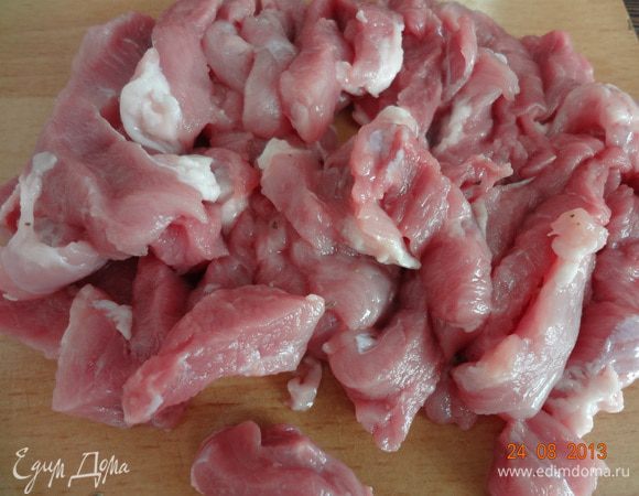 Мясо вымыть, обсушить, нарезать тонкими полосками, поперек волокон, добавить "гирос" и очень тщательно смешать, "месить" руками 1-2 минуты, переложить в миску, закрыть пленкой и убрать в холодильник на 1-2 часа, можно на ночь.