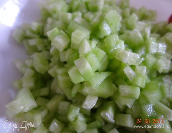 Для соуса дзадзики огурец мелко порезать кубиком, присолить немного, оставить в сторону, чтобы дал сок.