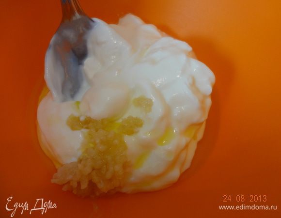 В йогурт добавить оливковое масло, чуть соли, черный перец (не добавляю), чеснок через пресс и оставить также в сторону. Огурец выложить в сито и поставить над чашкой, чтобы стек лишний сок, потом еще отжать и обсушить бумажным полотенцем, в соусе не должно быть лишней влаги. Добавить к йогурту, хорошо вымешать и поставить в холодильник до употребления. Хранить можно 2-3 дня.