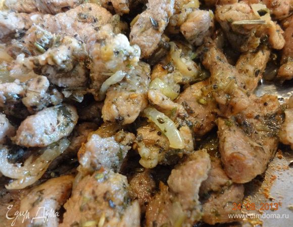 Теперь начинка для питы. На разогретом растительном (оливковом) масле обжарить порезанный полукольцами лук до легкой золотистости, добавить мясо и обжаривать на среднем огне до готовности 10-15 минут. Главное, чтобы мясо осталось мягким, не пересушенным.