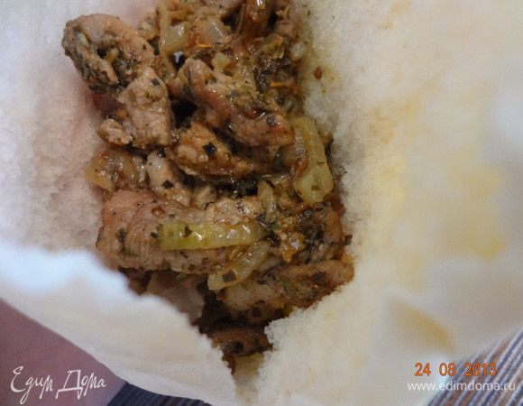 Собирать питы нужно перед подачей, чтобы все было теплым, поэтому, если делаете заранее, мясо и питы подогреть (можно в микроволновке). В лепешке сделать надрез (карман), положить в него немного мяса...