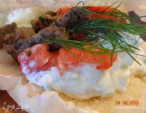 Несколько долек порезанных томатов и сверху пару чайных ложек дзадзики, зелень, кармашек питы закрыть и можно кушать. По рекомендациям мужа лучше сделать так: в питу положить мясо, потом немного дзадзики, потом помидоры, еще чуток дзадзики и сверху посыпать крупно порубленной зеленью укропа или петрушки. 