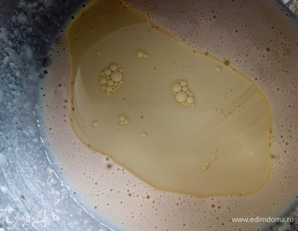 Добавьте растительное масло.