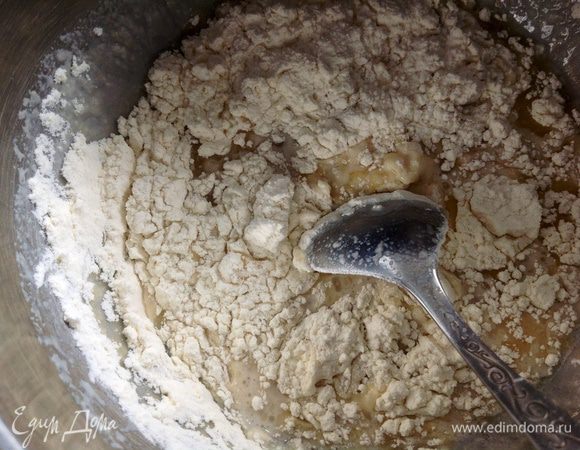Постепенно подмешивая муку, замесите не очень крутое тесто.