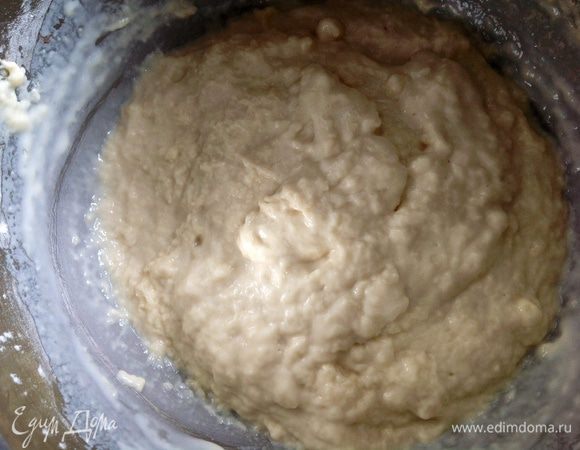 Если получилось густое, добавьте еще молока. Соответственно, если жидкое, то еще немного муки. Оставьте на 1 час в теплом месте.