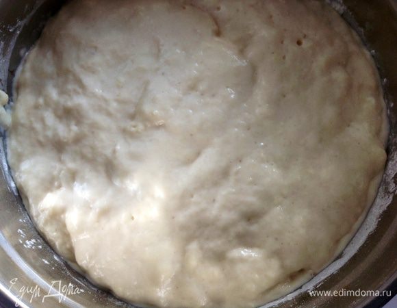 Вот так тесто поднялось за час. Оно должно быть довольно-таки густым и плотным. С ложки я его снимала пальцем!