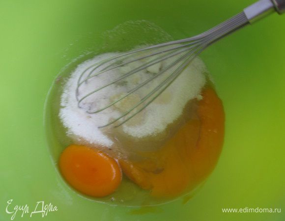 Яйца слегка взбить венчиком с сахаром.