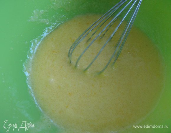 Добавить растительное масло, взбить венчиком.