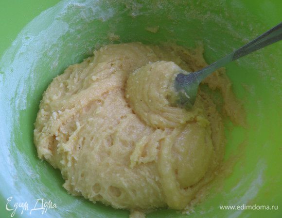 Добавить к яично-масляной смеси.