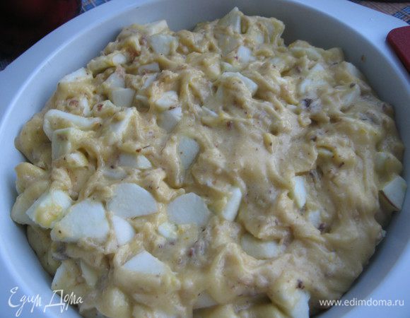 Добавить яблоки с орехами. Дно формы смазать маслом или выстелить бумагой для выпечки,выложить тесто.