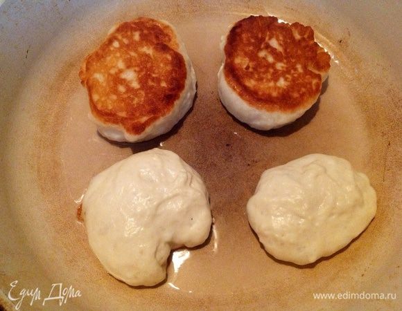 Аккуратно перемешайте тесто. Обжаривайте оладьи на хорошо разогретой сковороде в небольшом количестве растительного масла. Сначала по 2–3 минуты с каждой стороны. Затем повторите процесс, только уже по 1–2 минуты.