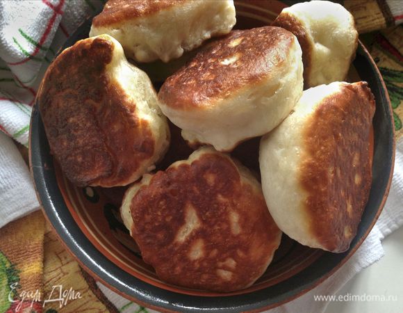 Подавайте готовые оладьи с джемом, вареньем, медом или сметаной. Приятного чаепития!