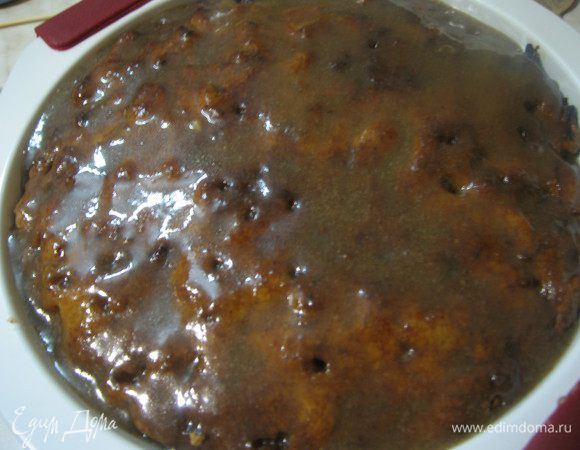 Достаем пирог из духовки, часто накалываем деревянной палочкой, заливаем топпингом. Теперь самое главное: дождаться пока пирог остынет.. И поверьте мне,  это самое сложное в процессе приготовления, потому как в воздухе витают такие ароматы....м-м-м )))))))