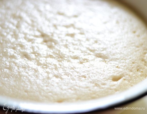 В молоке развести дрожжи, добавить 2 столовых ложки сахара и 100 г муки, перемешать, дать подняться минут 30-40 в теплом месте. 