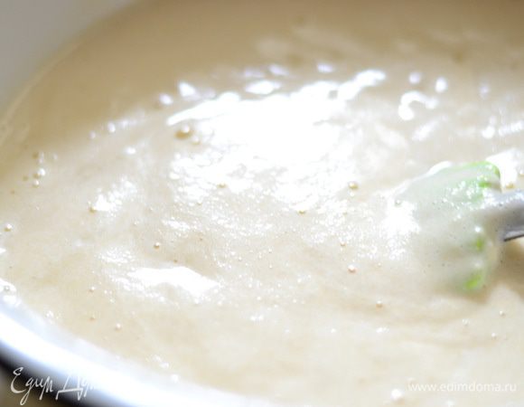 К опаре добавить яйца взбитые с сахаром и ванилью до кремообразного состояния и до бела, перемешать лопаткой, посолить, влить растительное масло, перемешать, просеять муку и начать вымесить тесто. Добавить растопленное сливочное масло. 